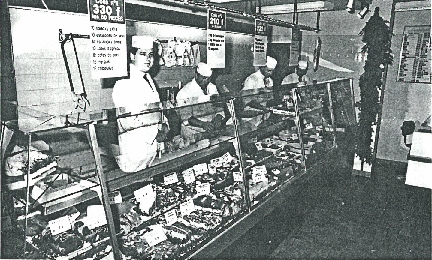 Les présentoirs du nouveau magasin Boucherie Dynamique à Chartres en 1982